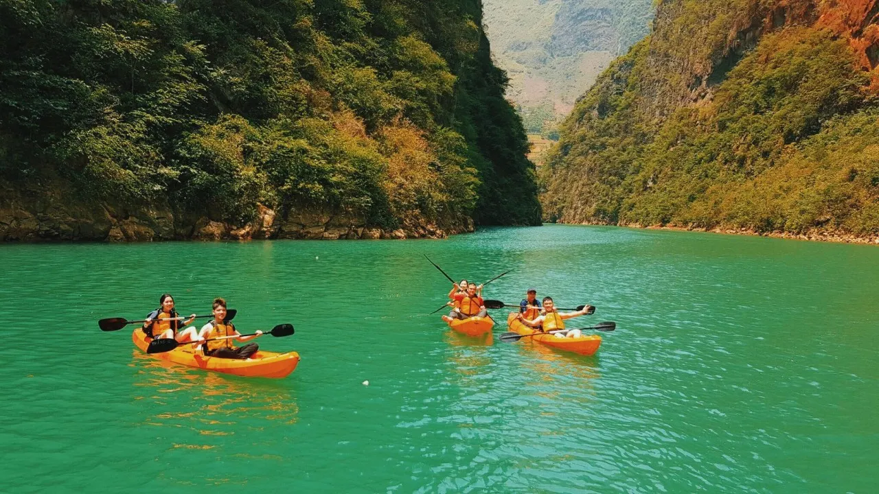 Experience Kayaking on the Nho Que River 