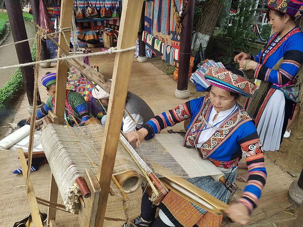 Visit Lung Tam Linen Weaving Village in Ha Giang 